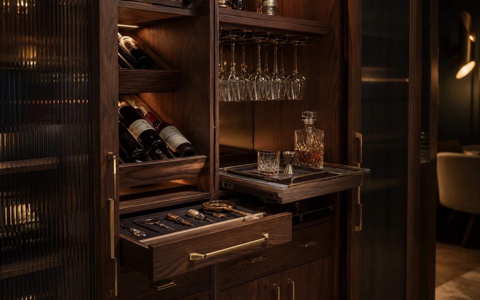 Tiroir de bar organisé avec accessoires et rangement sur mesure